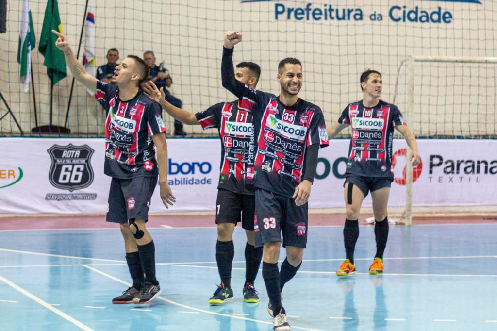 Com Lagoão lotado, Apucarana Futsal vence e fica perto da Série