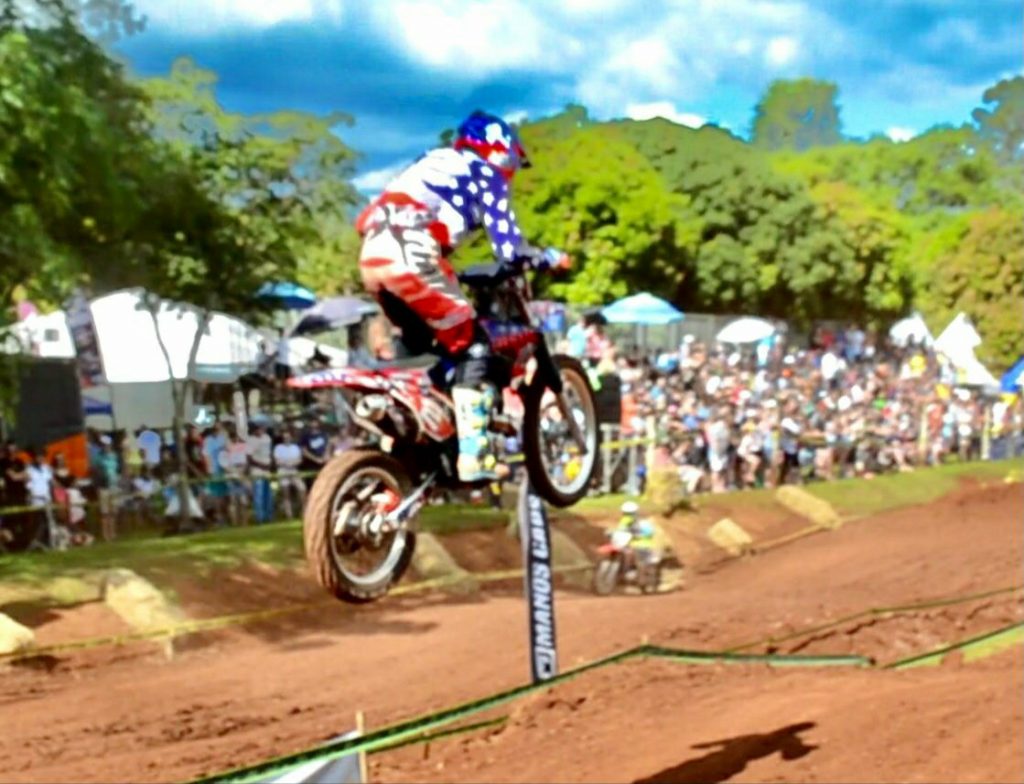 Pessoa Mostrando Corrida De Motocross · Foto profissional gratuita