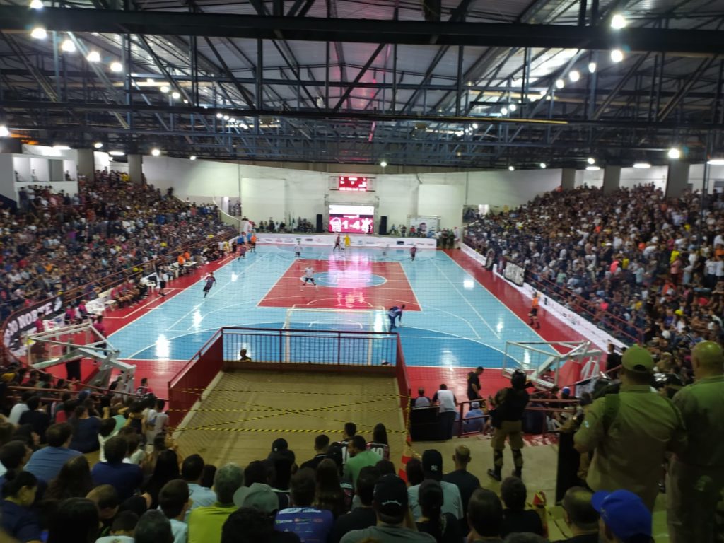 Com Lagoão lotado, Apucarana Futsal vence e fica perto da Série