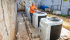 Sr Hagamenon de Souza Silva junto com os aquecedores elétricos, que serão usados para piscina do Lagoão. Foto: Jair Ferreira