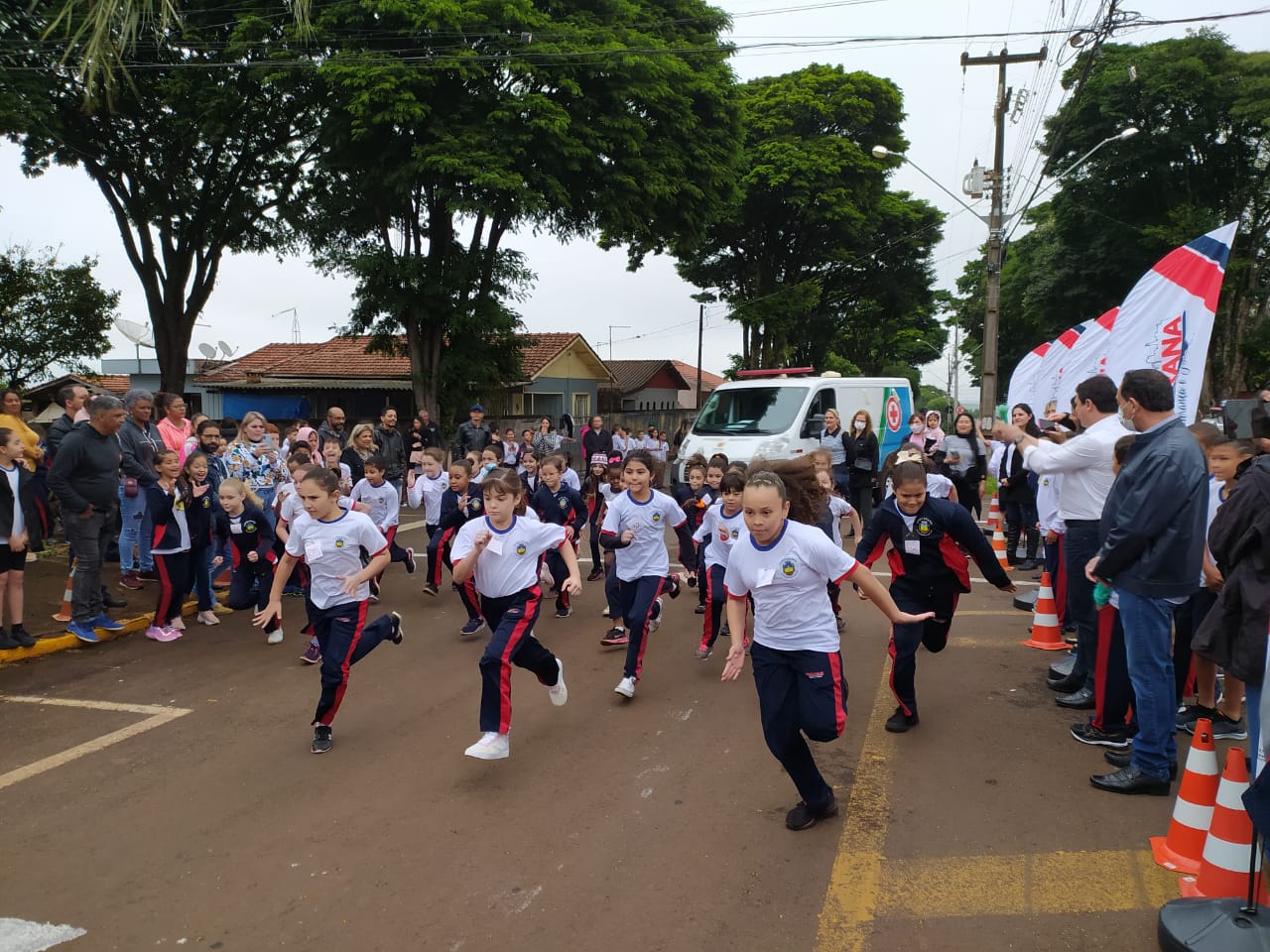 Menina De Corrida De Carros De Rua Com Público De Bandeira