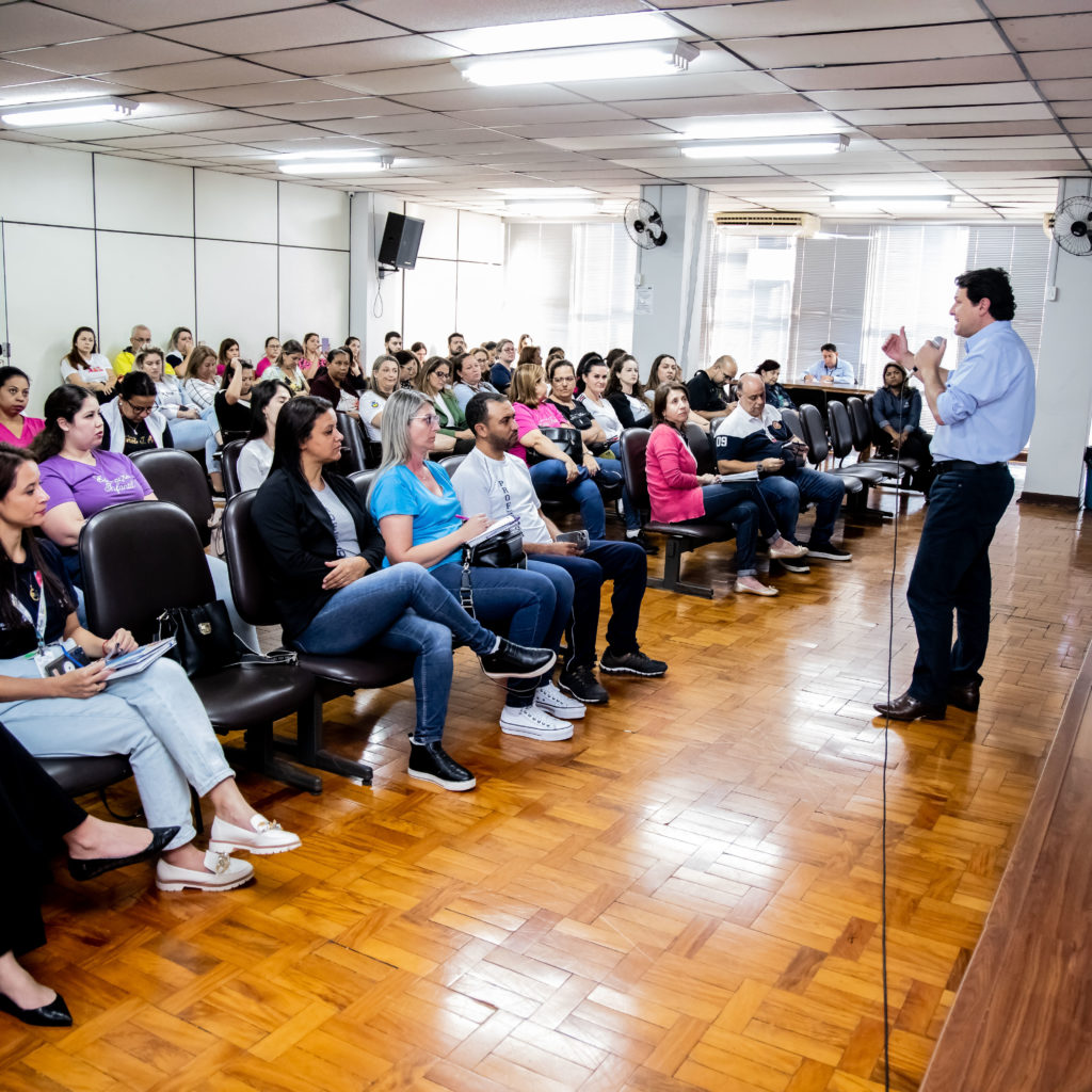 Programa Vida Ativa mobiliza 150 idosos em jogos de salão, natação