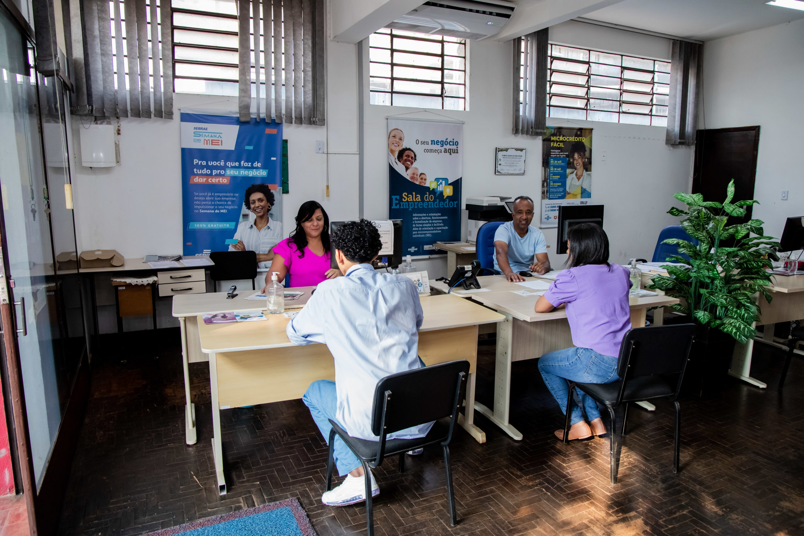 Escola de inglês de Curitiba oferece aulas gratuitas para o público 50+ 