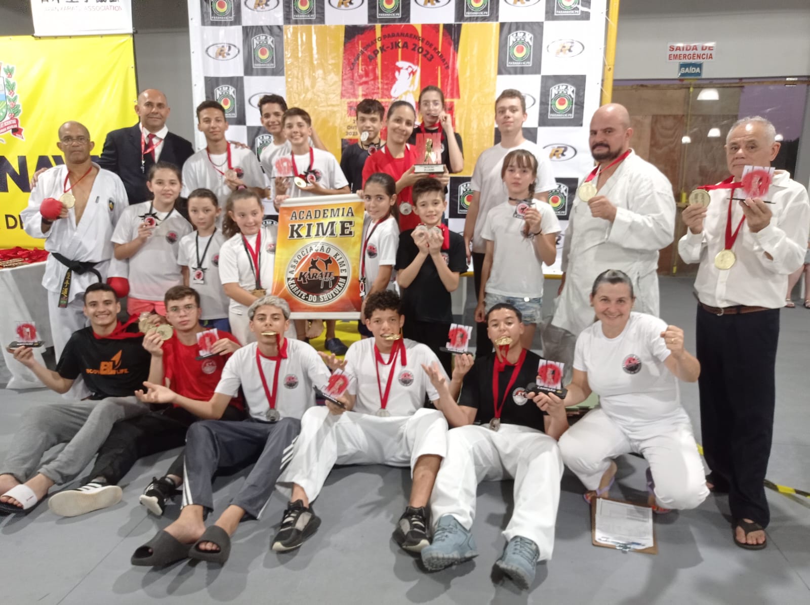 SESA - Meninas do futebol de salão da Sesa recebem medalhas e