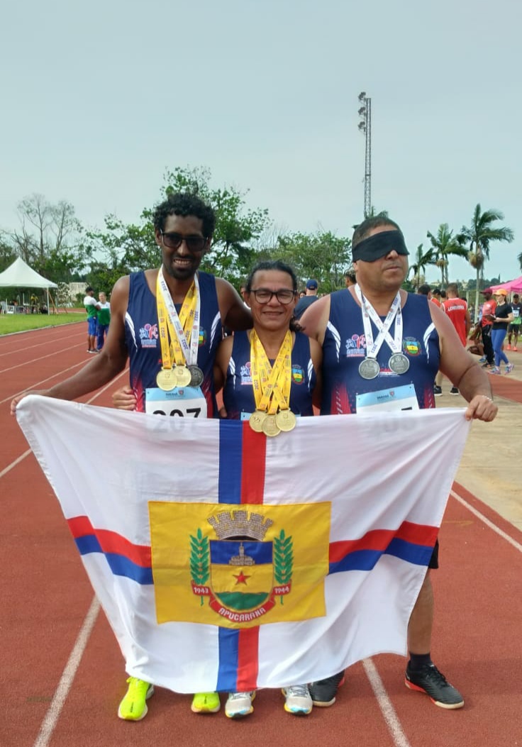 Atletas da Escolinha AMO Atletismo participam do Torneio Escolar