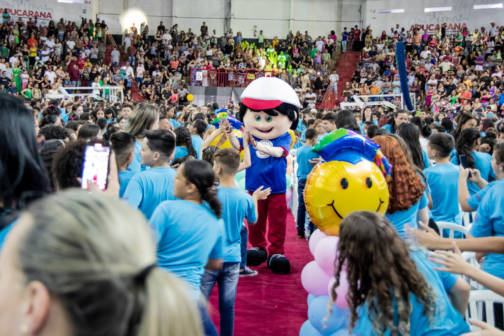 Homenagem e entrega de mais de 500 medalhas aos estudantes será