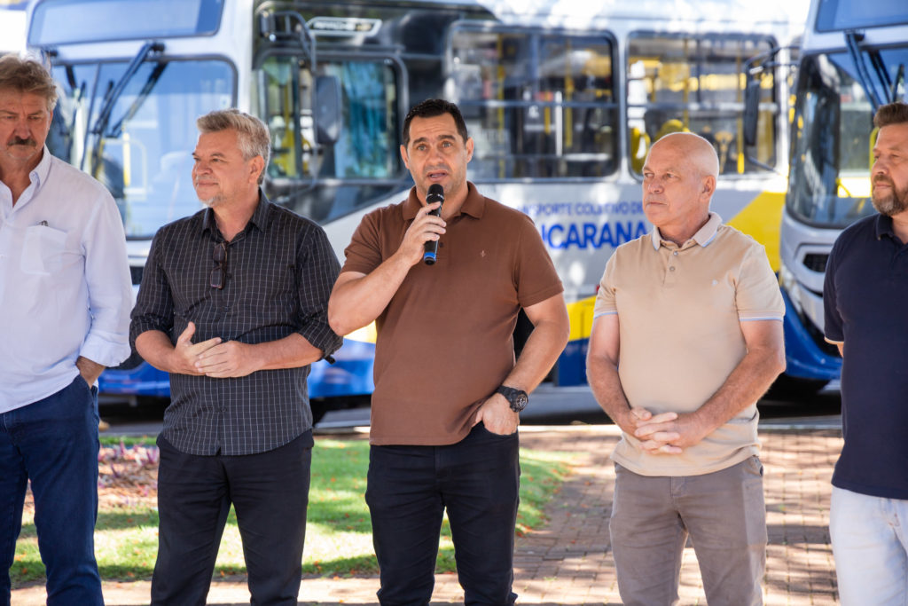 Entrega de Onibus Val009