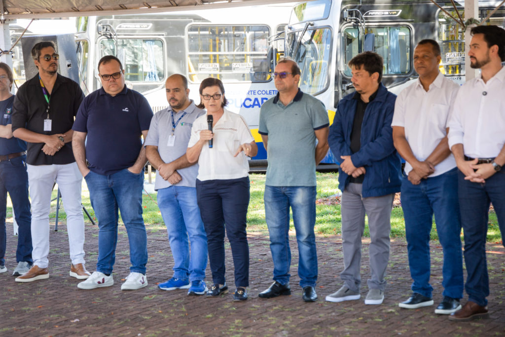 Entrega de Onibus Val010