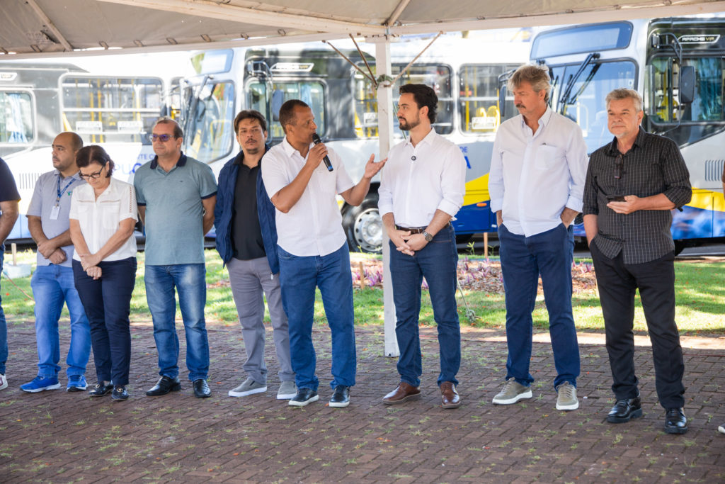 Entrega de Onibus Val011