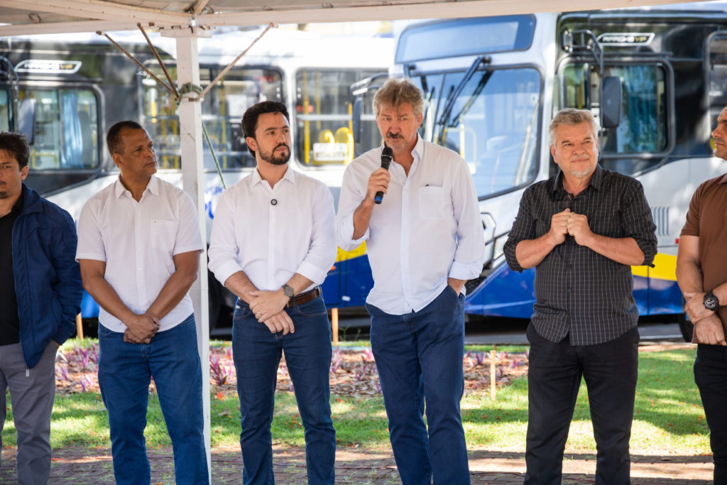 Entrega de Onibus Val013