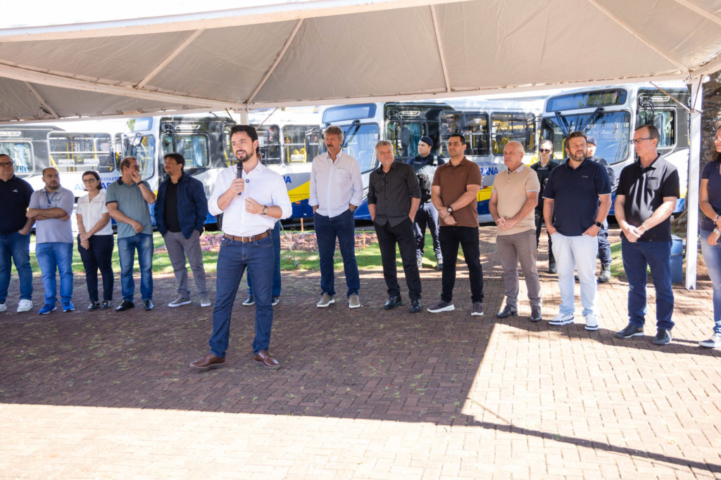 Entrega de Onibus Val015