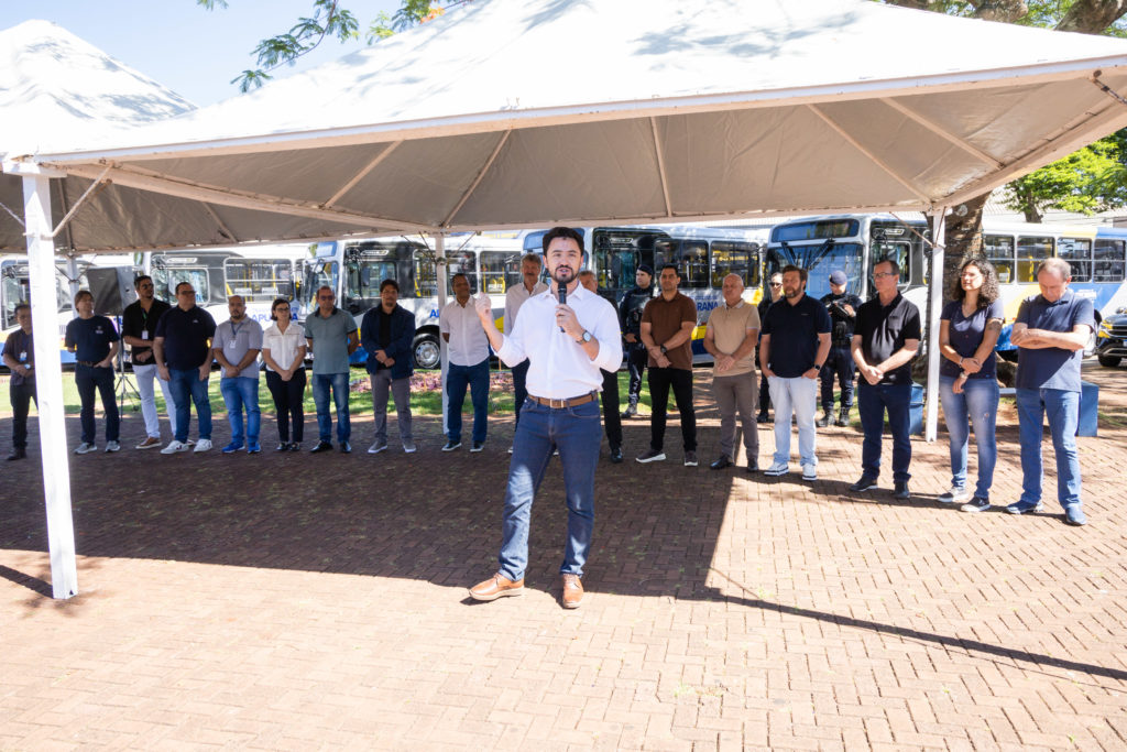 Entrega de Onibus Val016