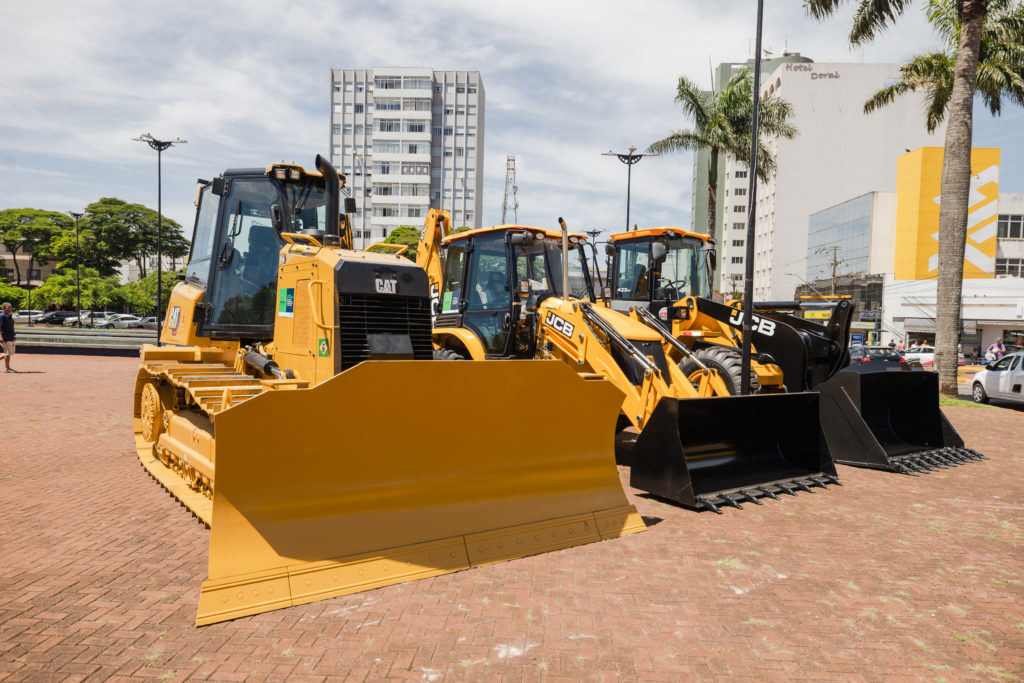 2026-03-06_tratores_novos_praca_governador003