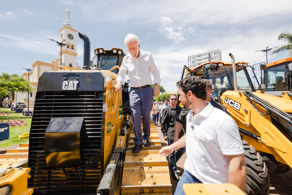2026-03-06_tratores_novos_praca_governador011