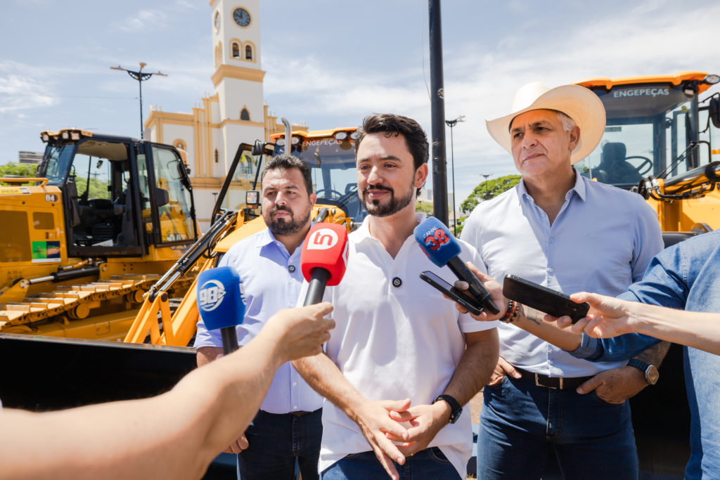 2026-03-06_tratores_novos_praca_governador012
