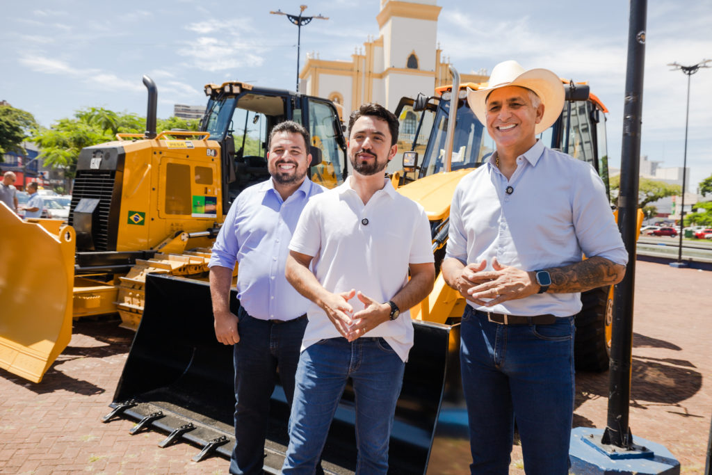 2026-03-06_tratores_novos_praca_governador016