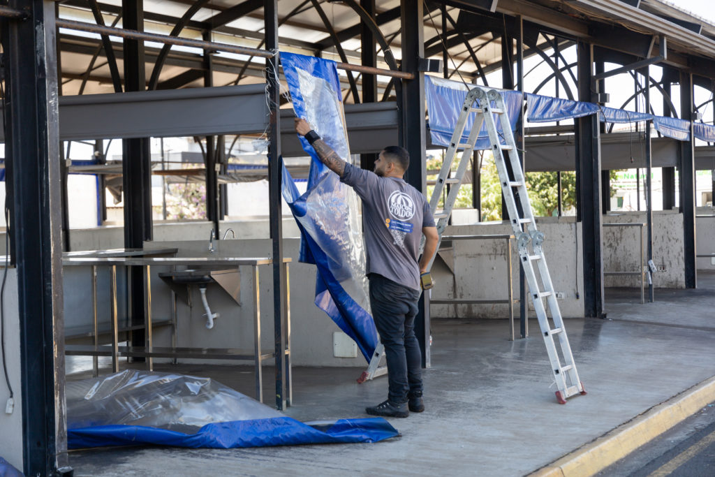 2026-03-16_troca_lona_espaco_feira005