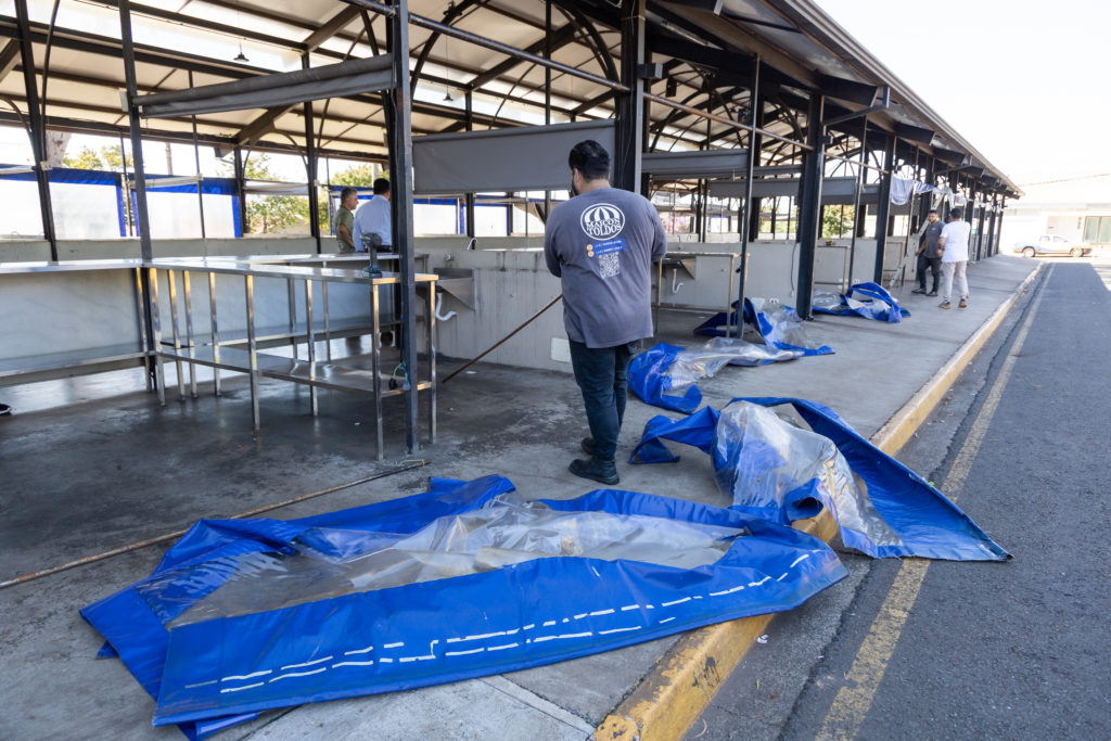 2026-03-16_troca_lona_espaco_feira006