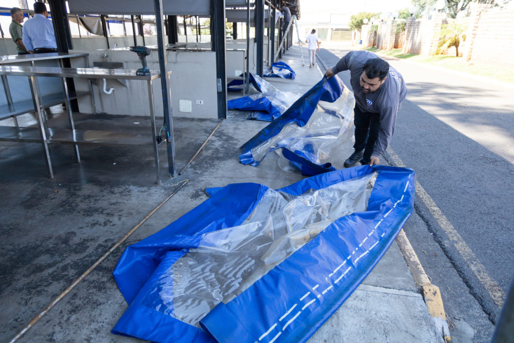 2026-03-16_troca_lona_espaco_feira007