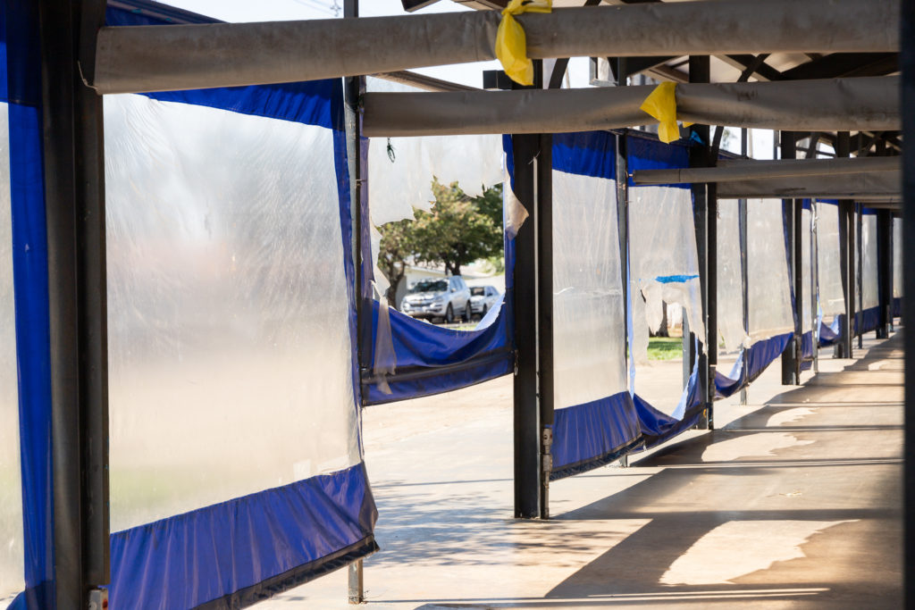 2026-03-16_troca_lona_espaco_feira009