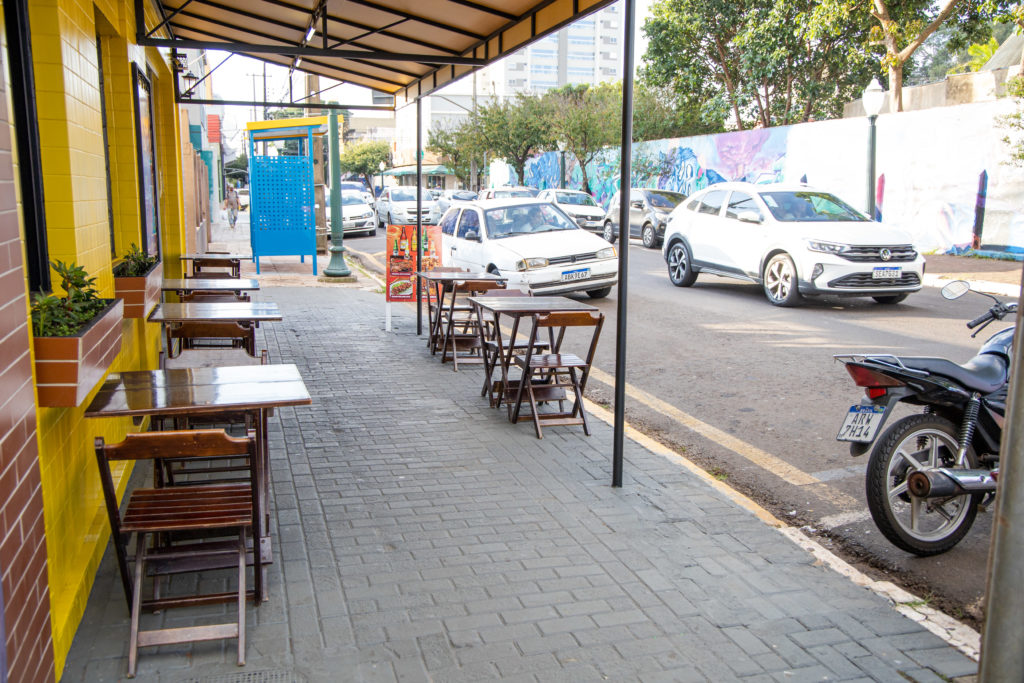 2026-04-24_cadeira_mesa_rua_osvaldo-cruz_002