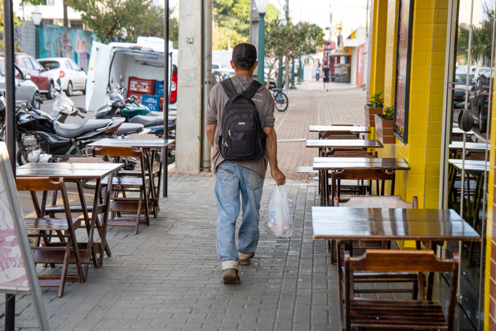 2026-04-24_cadeira_mesa_rua_osvaldo-cruz_003