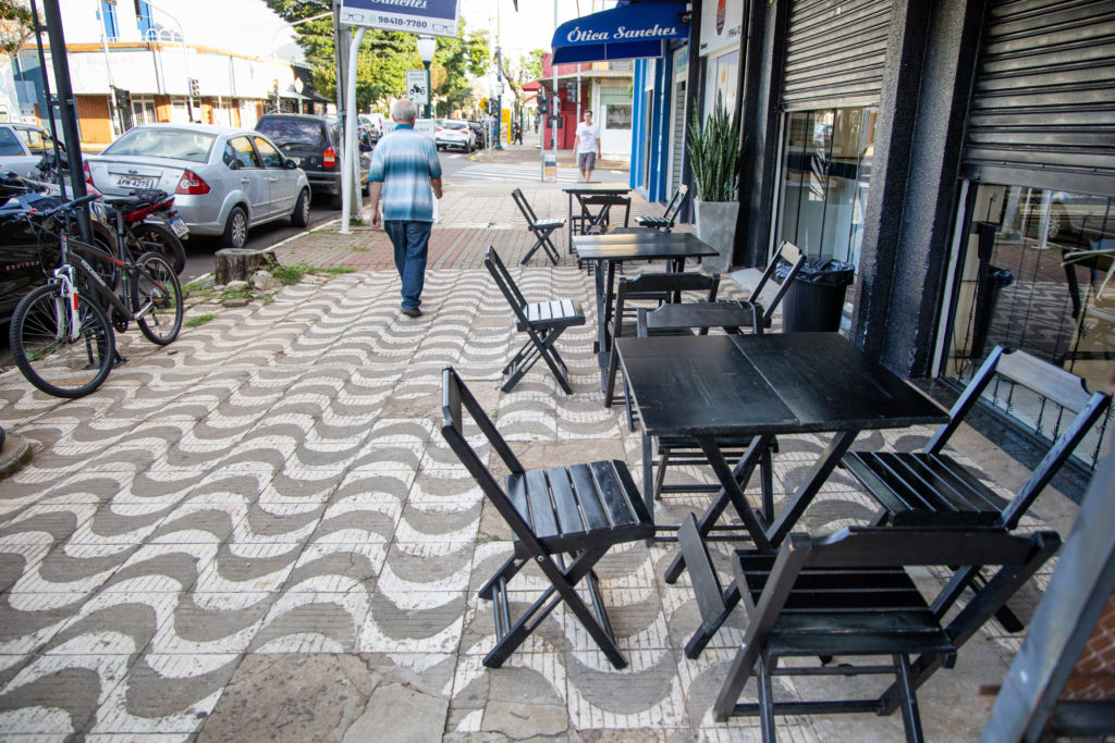 2026-04-24_cadeira_mesa_rua_osvaldo-cruz_007