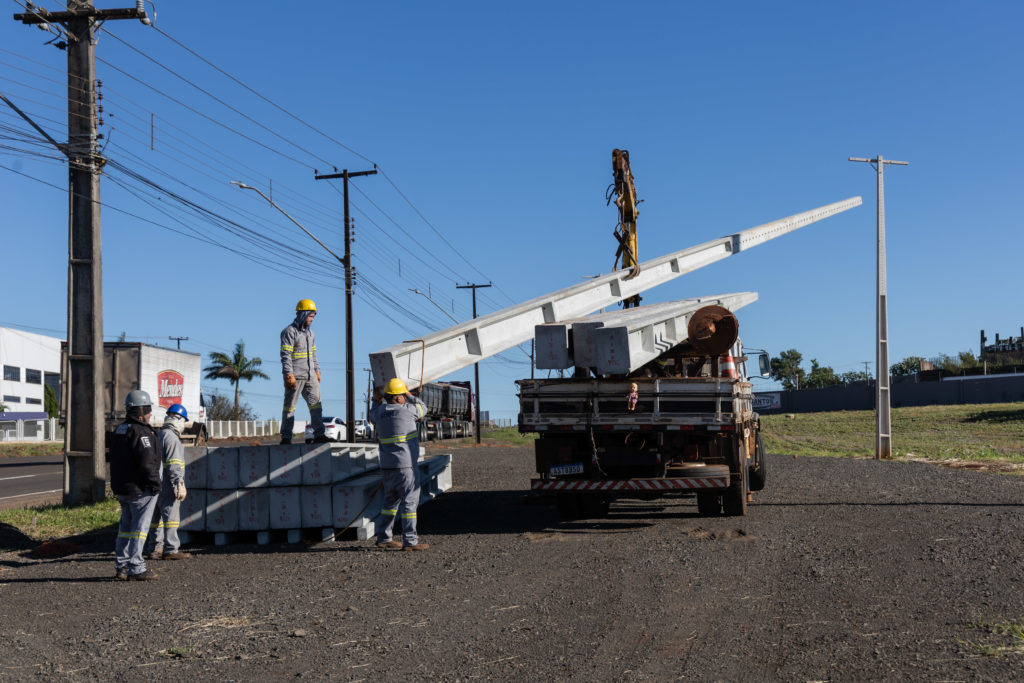 2026-05-12_Obras_postes_adriano-correa_mecol_001