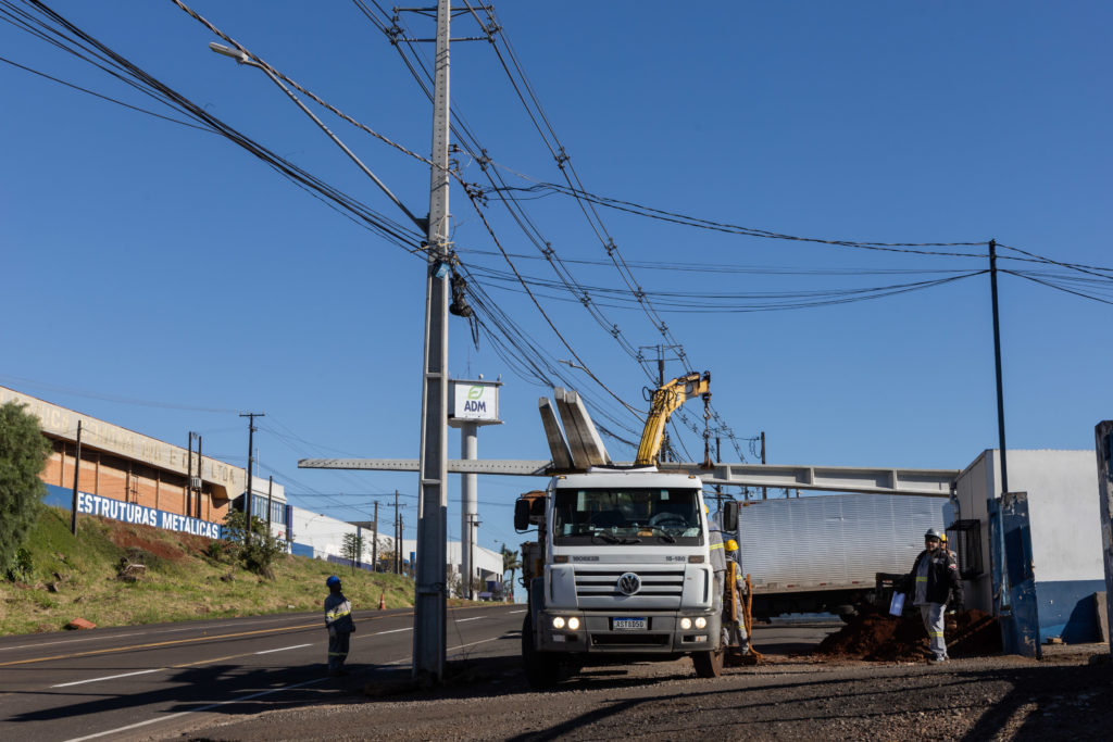 2026-05-12_Obras_postes_adriano-correa_mecol_007