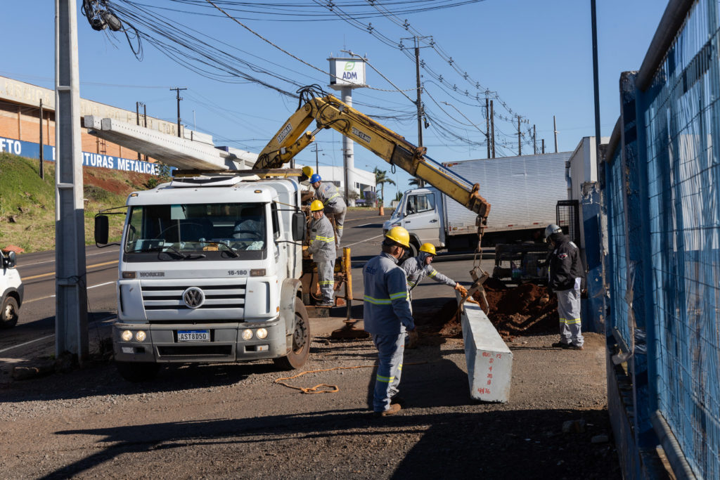 2026-05-12_Obras_postes_adriano-correa_mecol_008