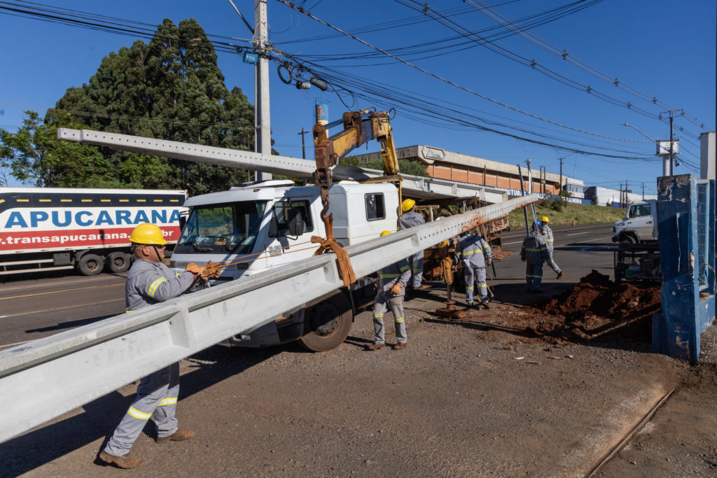 2026-05-12_Obras_postes_adriano-correa_mecol_010