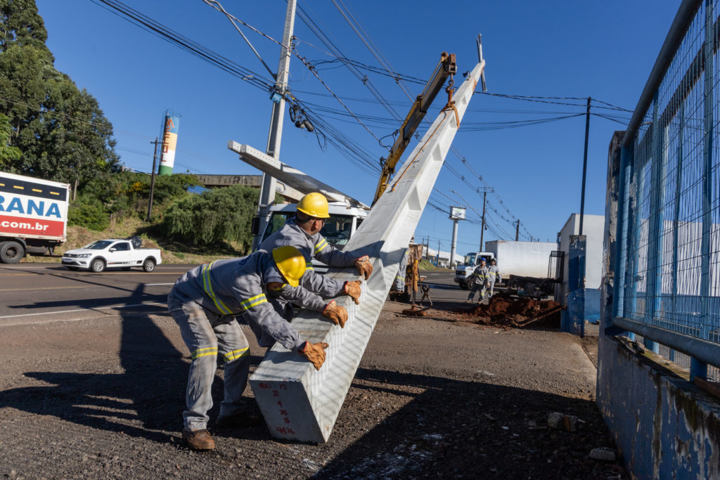2026-05-12_Obras_postes_adriano-correa_mecol_011