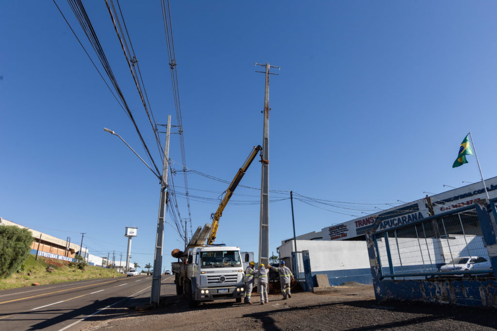 2026-05-12_Obras_postes_adriano-correa_mecol_013