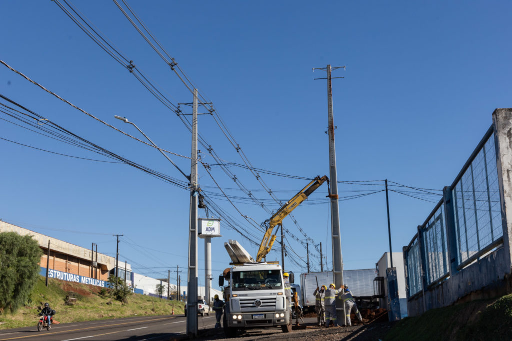 2026-05-12_Obras_postes_adriano-correa_mecol_014