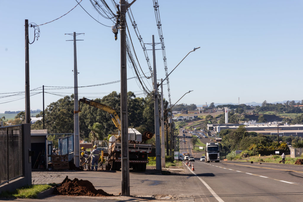 2026-05-12_Obras_postes_adriano-correa_mecol_015