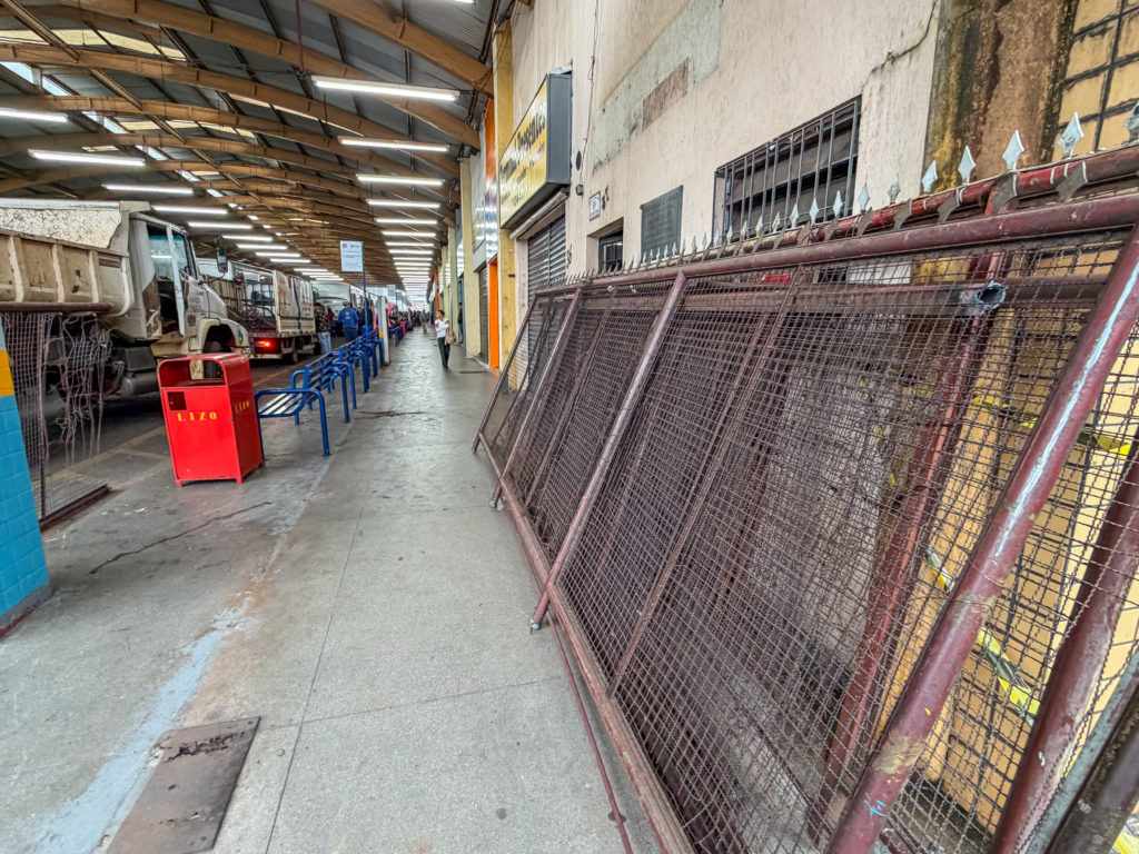 10-08-2026_retiradas-das_grades_terminal_urbano01-21