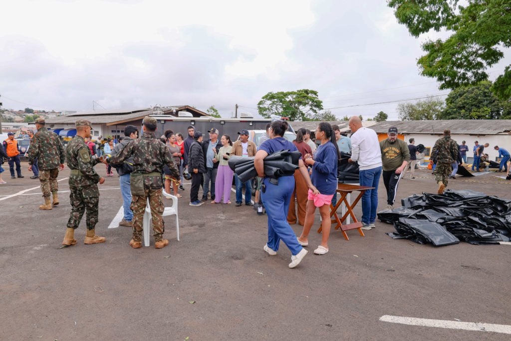 22-09-2026_fila_chuva_lona_telha_patio_023