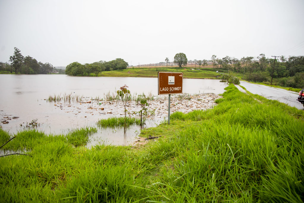 2026-10-14_represa_schimith_transbordando_cheia_003