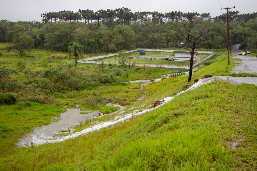 2026-10-14_represa_schimith_transbordando_cheia_008