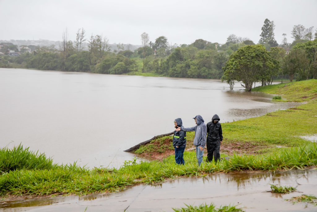 2026-10-14_represa_schimith_transbordando_cheia_011