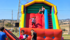 Diversão Infantil no Escorregador Inflável