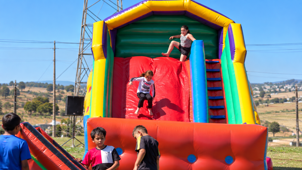 Diversão Infantil no Escorregador Inflável