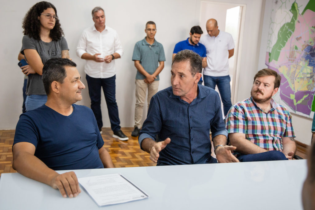 2026-02-19_assinatura_terreno_cazarin010