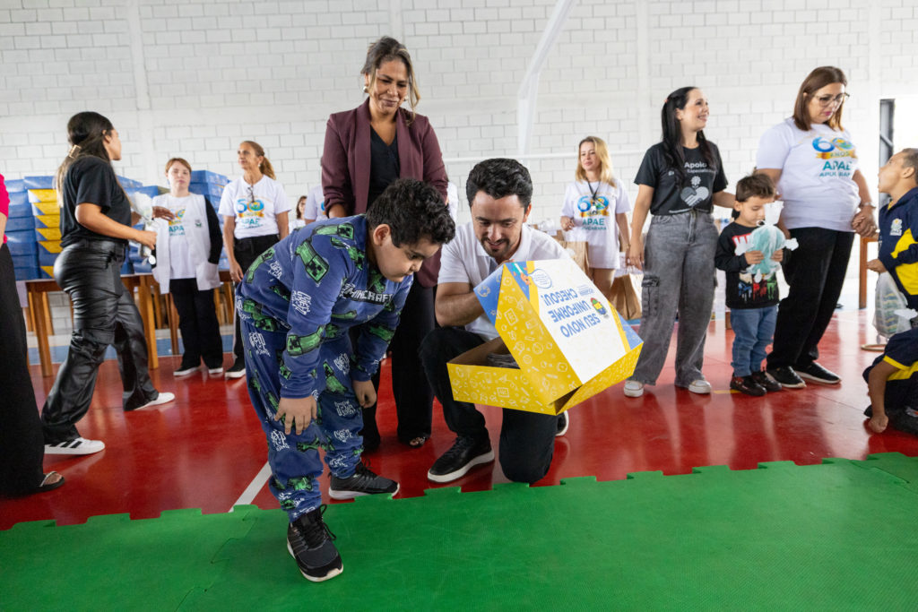 2026-04-01_Entrega_uniforne_ovos_bombons_apae-102