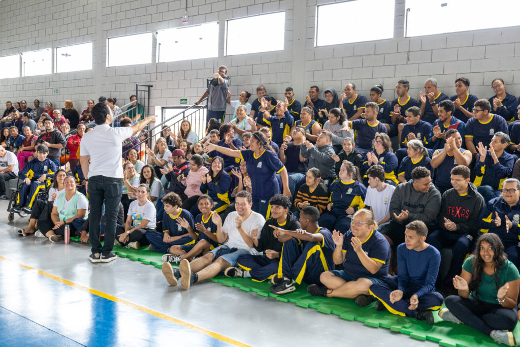 2026-04-01_Entrega_uniforne_ovos_bombons_apae-11