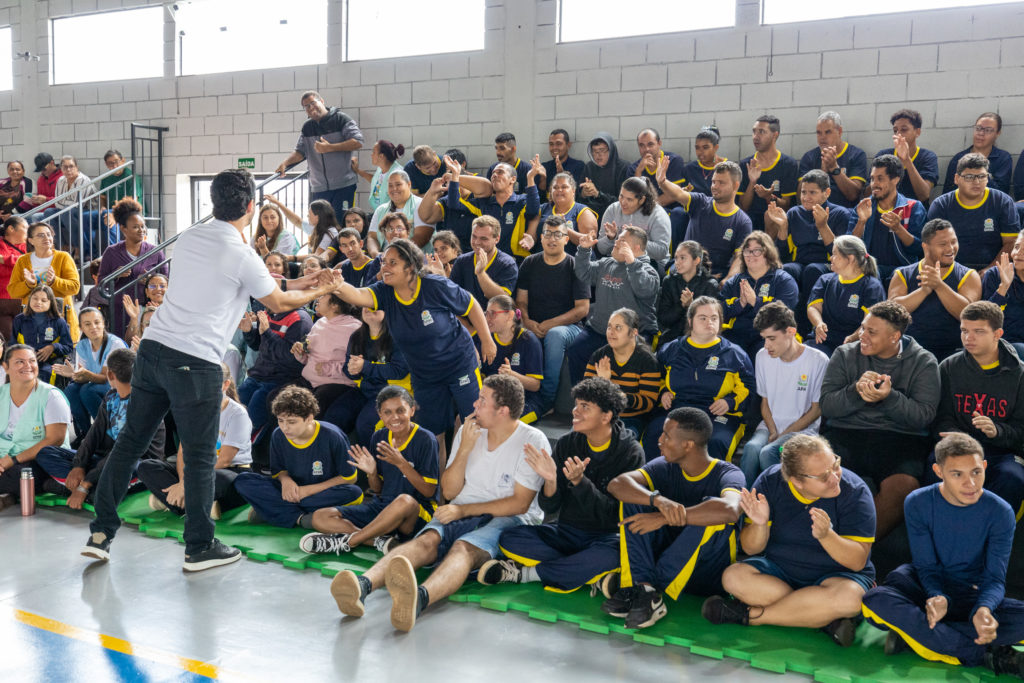 2026-04-01_Entrega_uniforne_ovos_bombons_apae-12