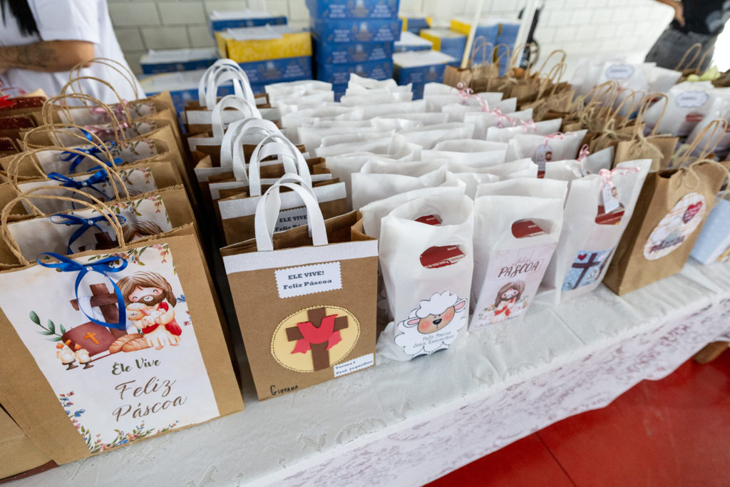 2026-04-01_Entrega_uniforne_ovos_bombons_apae-6