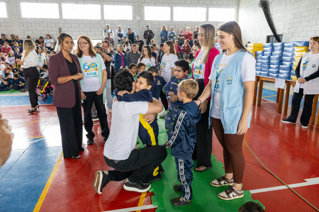 2026-04-01_Entrega_uniforne_ovos_bombons_apae-86