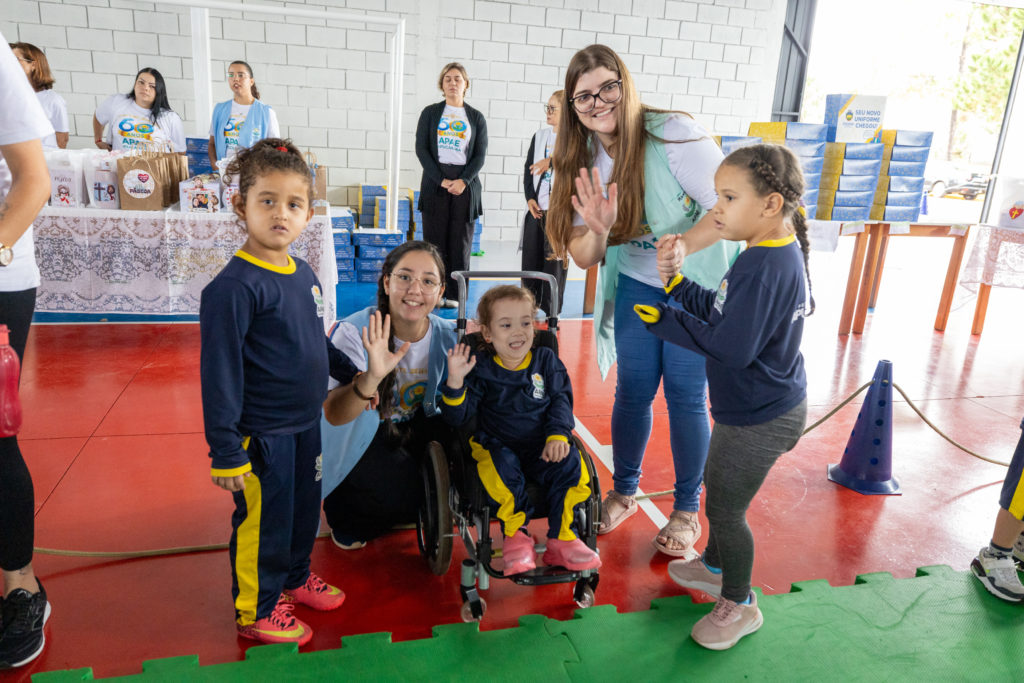 2026-04-01_Entrega_uniforne_ovos_bombons_apae-87