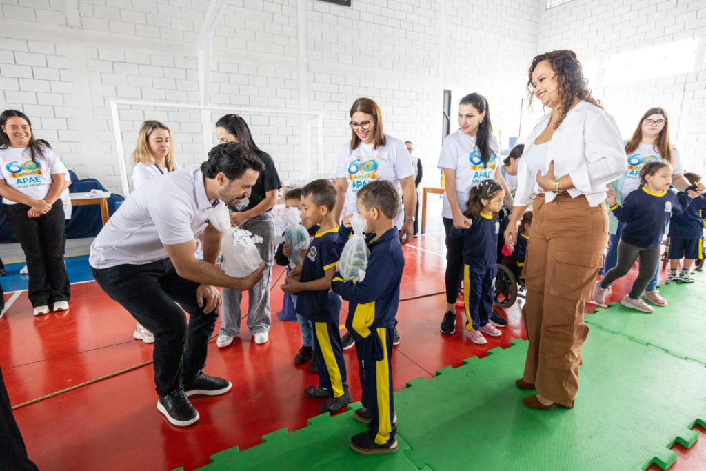 2026-04-01_Entrega_uniforne_ovos_bombons_apae-88